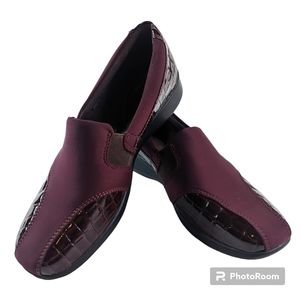 Clarks Shoes Women's Sz 9M Burgundy Purple Red Faux Gator Pattern Comfort Flats